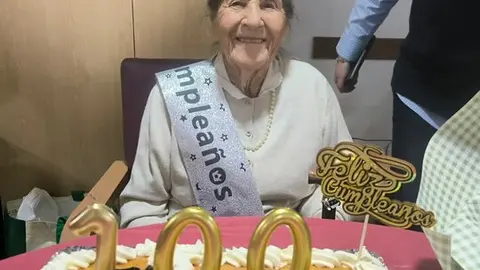 Andrea con la tarta de los 100 a&ntilde;os