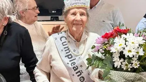 Andrea recibe un ramo de flores por su cumplea&ntilde;os