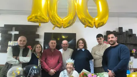 La familia arropa a Andrea en su centenario