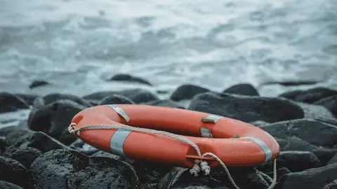 Una salvavidas en el mar. Foto