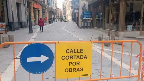 Parte de la calle San Torcuato cortada por obras