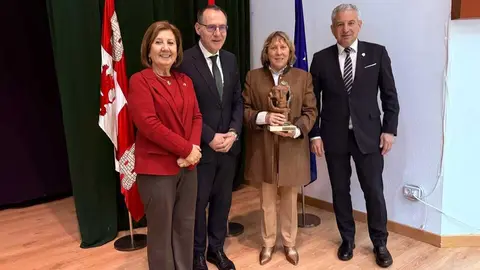 El delegado y subdelegado del Gobierno posan con las premiadas