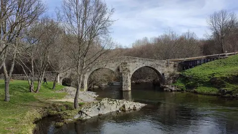 Puente sobre el R&iacute;o Tuela y variante de Hermisende