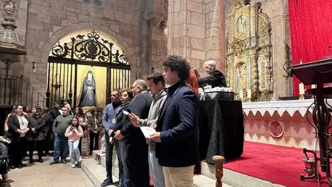 Imposici&oacute;n de medallas a los nuevos hermanos y damas de Jes&uacute;s Nazareno vulgo Congregaci&oacute;n 