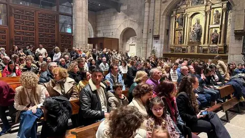 Imposici&oacute;n de medallas a los nuevos hermanos y damas de Jes&uacute;s Nazareno vulgo Congregaci&oacute;n _2