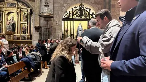Imposici&oacute;n de medallas a los nuevos hermanos y damas de Jes&uacute;s Nazareno vulgo Congregaci&oacute;n _3