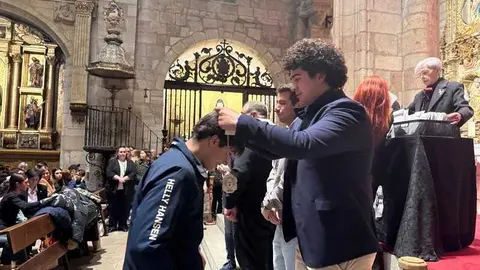 Imposici&oacute;n de medallas a los nuevos hermanos y damas de Jes&uacute;s Nazareno vulgo Congregaci&oacute;n _4
