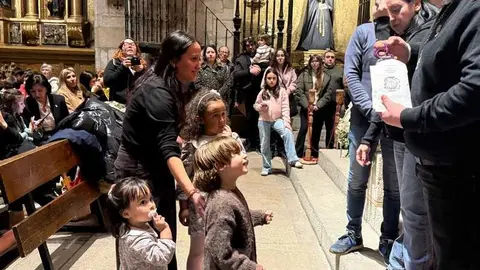 Imposici&oacute;n de medallas a los nuevos hermanos y damas de Jes&uacute;s Nazareno vulgo Congregaci&oacute;n _7