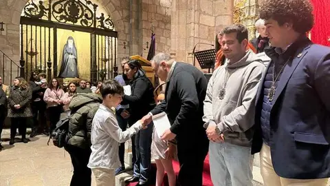 Imposici&oacute;n de medallas a los nuevos hermanos y damas de Jes&uacute;s Nazareno vulgo Congregaci&oacute;n _13