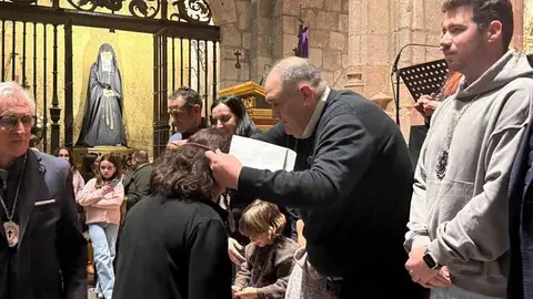 Imposici&oacute;n de medallas a los nuevos hermanos y damas de Jes&uacute;s Nazareno vulgo Congregaci&oacute;n _15