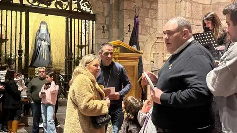 Imposici&oacute;n de medallas a los nuevos hermanos y damas de Jes&uacute;s Nazareno vulgo Congregaci&oacute;n _25