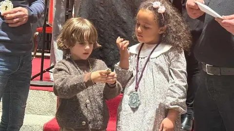 Imposici&oacute;n de medallas a los nuevos hermanos y damas de Jes&uacute;s Nazareno vulgo Congregaci&oacute;n _32