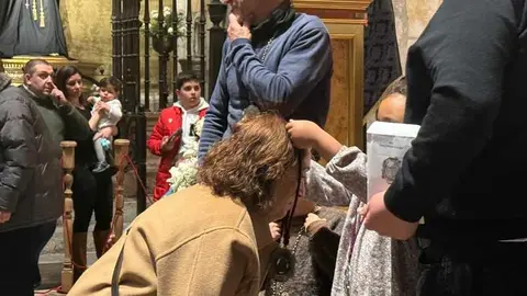 Imposici&oacute;n de medallas a los nuevos hermanos y damas de Jes&uacute;s Nazareno vulgo Congregaci&oacute;n _33