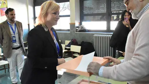 Leticia Garc&iacute;a vota Elecciones 15M 