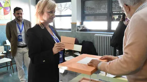 Leticia Garc&iacute;a vota Elecciones 15M _3