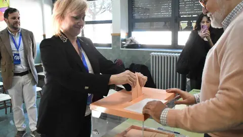 Leticia Garc&iacute;a vota Elecciones 15M _4