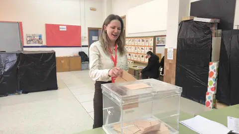 Mar&iacute;a Velasco PSOE Zamora vota Elecciones 15M