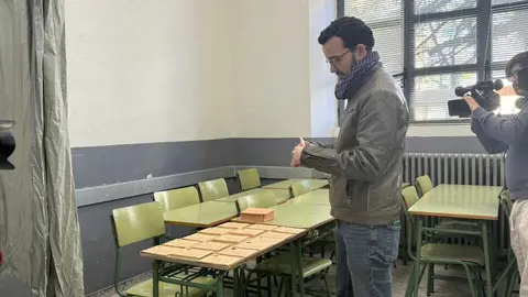 Miguel &Aacute;ngel Llamas vota elecciones 15M _3