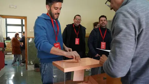 Javier Garc&iacute;a vota elecciones 15M _2