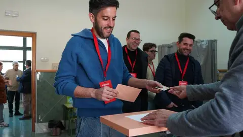 Javier Garc&iacute;a vota elecciones 15M