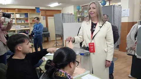 Patricia Mart&iacute;n vota eleccione 15M