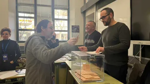 Miguel &Aacute;ngel Vi&ntilde;as vota elecciones 15M _2