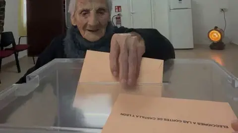 Jesusa Cifuentes, ejerce su voto en Otero de Bodas (2)