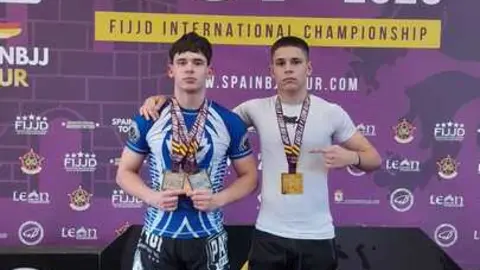 Los hermanos Vi&ntilde;uela lucen sus medallas