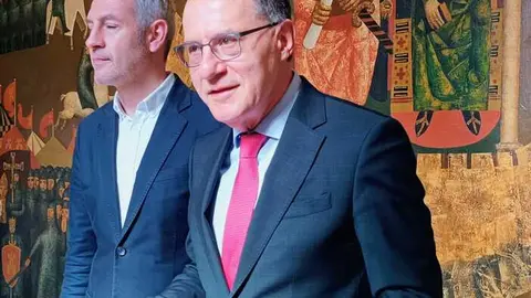 &Aacute;ngel Blanco y el alcalde de Toro minutos antes de reunirse en la Subdelegaci&oacute;n