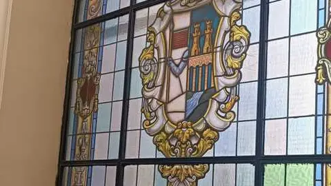 Vidriera tras el puesto de control del Ayuntamiento de Zamora