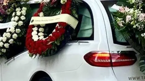 Coche f&uacute;nebre