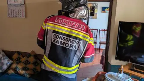 Bombero en la vivienda de Sogo