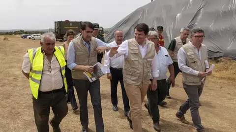 En el centro, el presidente de la Junta, Alfonso Fern&aacute;ndez Ma&ntilde;ueco, y el consejero de Medio Ambiente, Juan Carlos Su&aacute;rez-Qui&ntilde;ones, imagen de ileon
