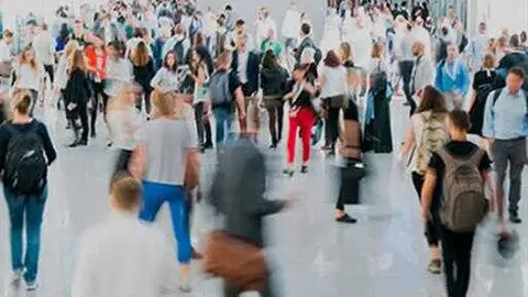 Personas caminando en una calle comercial
