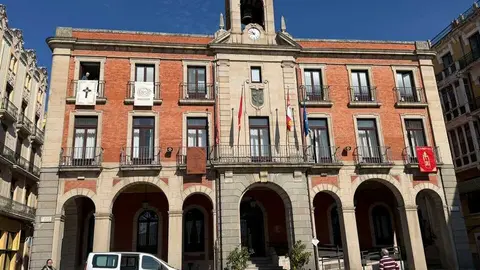 Reposteros cuelgan del Ayuntamiento Semaan Santa 