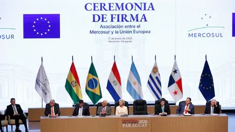 Firma del acuerdo. Foto qcom.es
