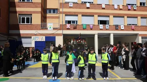  procesi&oacute;n de los alumnos del colegio Sant&iacute;sima Trinidad Amor de Dios_2