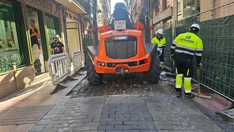 Obras en calle la R&uacute;a. Interbenavente