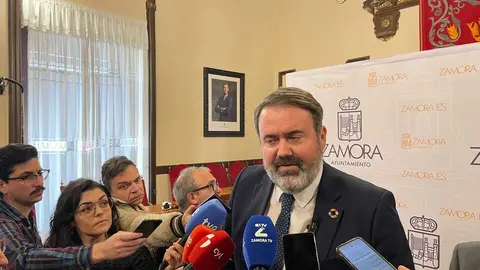 Rub&eacute;n atiende a los medios de comunicaci&oacute;n en el Sal&oacute;n de Plenos