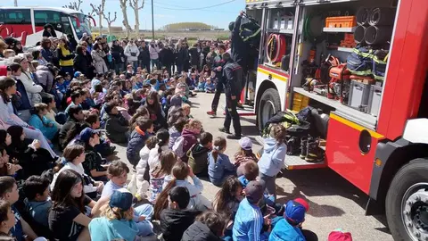 Estudiantes con los bomberos de la Diputaci&oacute;n de Zamora