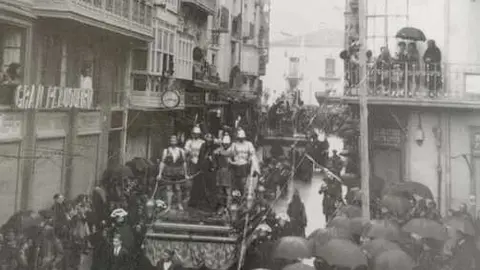 Imagen del 5 de copas escoltado por la Guardia Civil