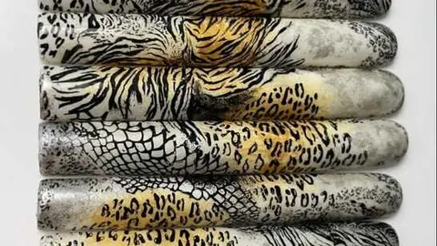 U&ntilde;as con estampado del vestido