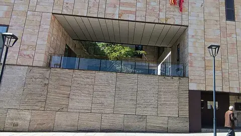 Edificio de las Arcadas de la Diputaci&oacute;n donde volver&aacute; a colocarse la pancarta reivindicando el AVE de Sanabria