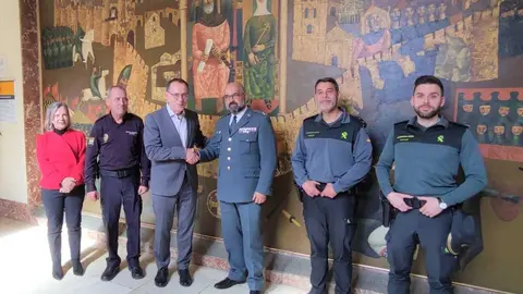 El subdelegado del Gobierno saluda al nuevo oficial