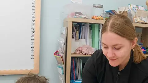 Mirella con uno de los alumnos