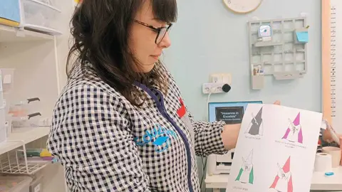 Yelena Gil muestra los dibujos que se convertir&aacute;n en llaveros