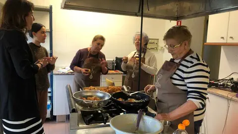 mujeres de fermoselle y t&aacute;bara elaborando recetas