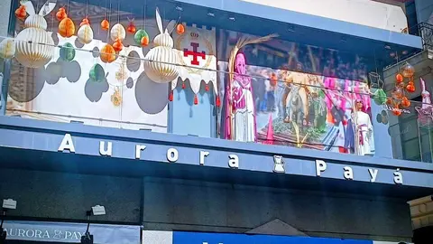 Balc&oacute;n adornado con confrades en plena calle Santa Clara