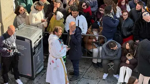Lotero de la ONCE vestido de cofrade 