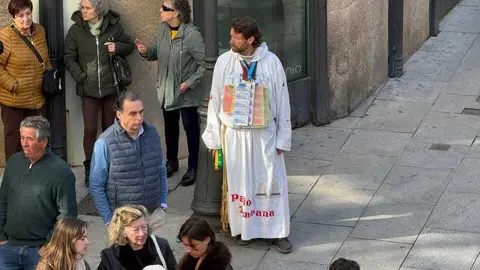 Lotero de la ONCE vestido de cofrade 